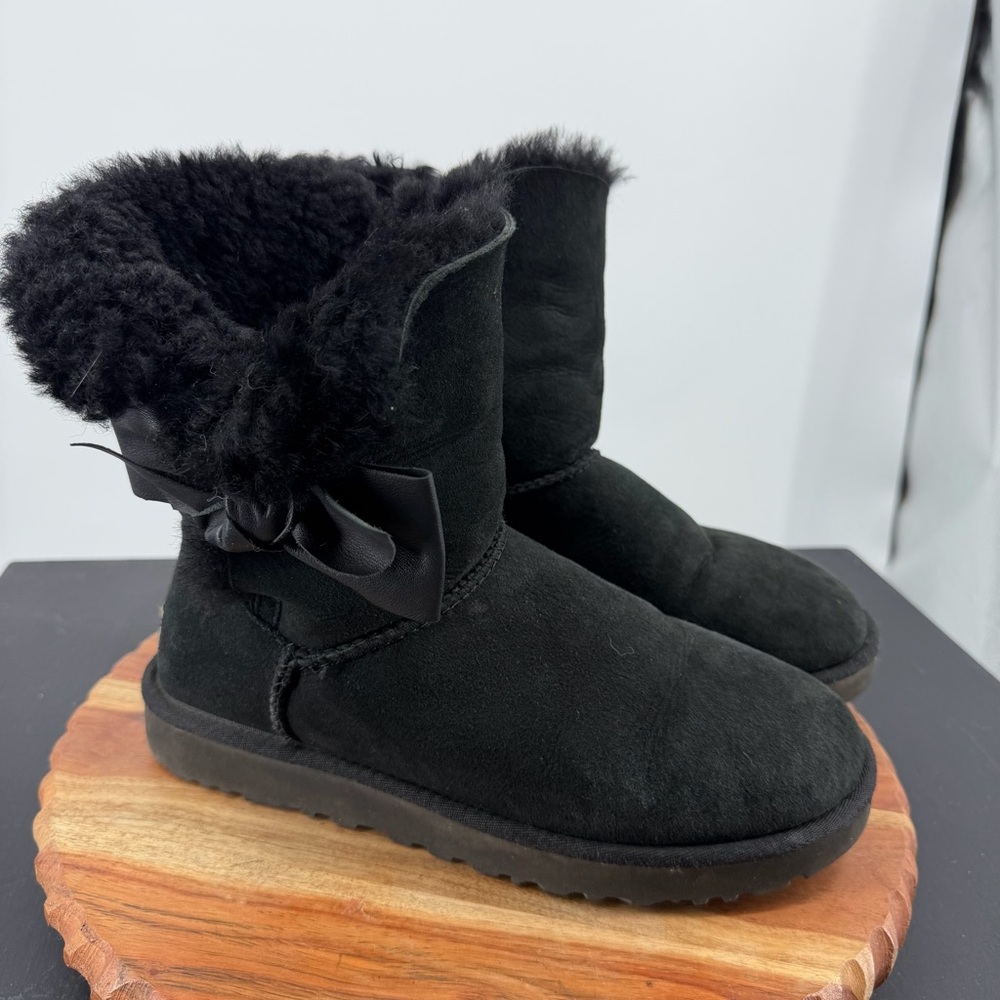 UGG DAELYNN Black sheepskin‎ leather bow women’s 9 1019983
